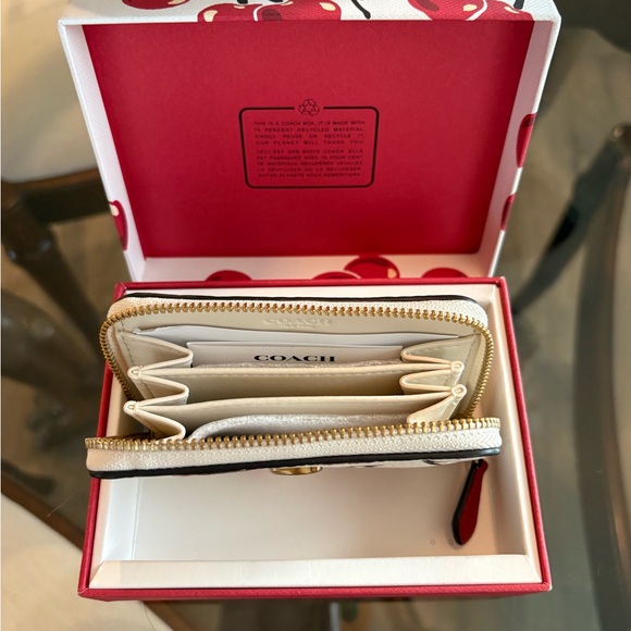 ♥️♥️COACH PEBBLED LEATHER ZIP AROUND CHERRY CARD CASE!♥️♥️ - Picture 3 of 4